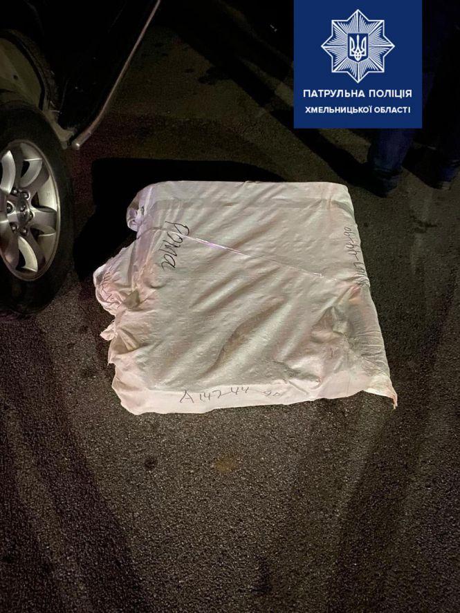 У Хмельницькому патрульні знайшли пакунок з наркотиками у 21-річного водія, фото №1 на сайті vsim.ua