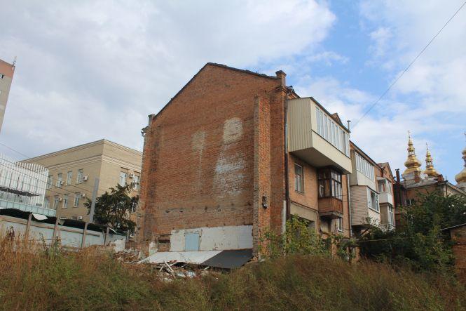 Новини Вінниці - фото з «Стіна намокає, на стелі — тріщина». Жителі будинку на Соборній бояться обвалу «Стіна намокає, на стелі — тріщина». Жителі будинку на Соборній бояться обвалу, фото №1 на сайті 20minut.ua