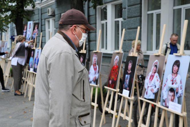 Біля міськради - виставка зі світлинами матерів, які втратили своїх  синів на війні, фото №3 на сайті 20minut.ua