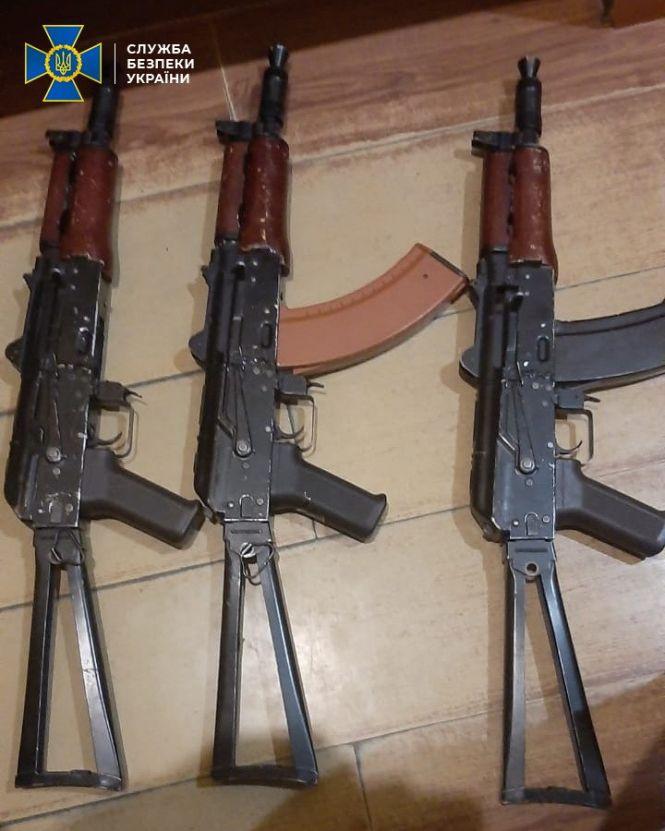 Новини Житомира - фото з СБУ затримала учасників злочинного угруповання під час спроби продажу вибухових пристроїв, боєприпасів та зброї напередодні Дня захисника України СБУ затримала учасників злочинного угруповання під час спроби продажу вибухових пристроїв, боєприпасів та зброї напередодні Дня захисника України, фото №4 на сайті 20minut.ua