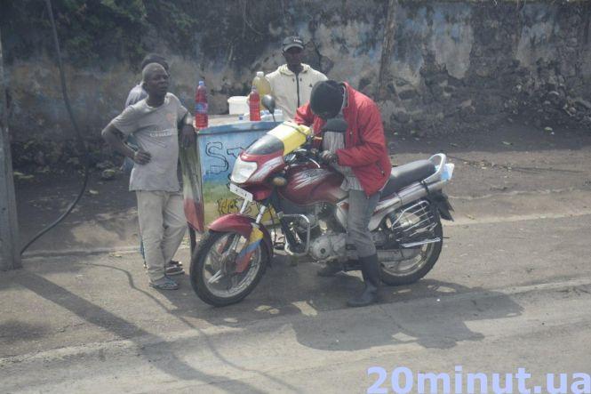 Новини Тернополя - фото з "Граються на цвинтарі та ночують посеред вулиці". Тернополянин став миротворцем у Конго "Граються на цвинтарі та ночують посеред вулиці". Тернополянин став миротворцем у Конго, фото №15 на сайті 20minut.ua