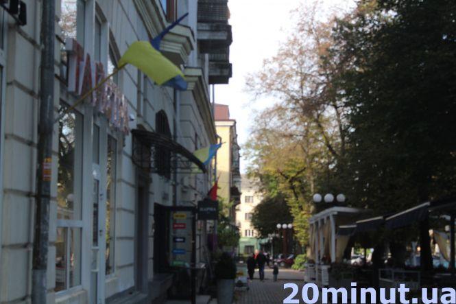 Тернополяни вивішують прапори до Дня захисника України. Як виглядає місто? (ФОТОРЕПОРТАЖ), фото №7 на сайті 20minut.ua