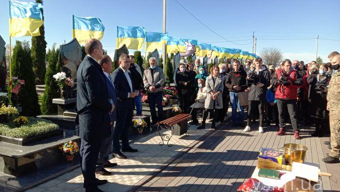 Новини Хмельницького - фото з На Алеї слави у Хмельницькому провели панахиду за загиблими на Сході військовими (ФОТО, ВІДЕО) На Алеї слави у Хмельницькому провели панахиду за загиблими на Сході військовими (ФОТО, ВІДЕО), фото №6 на сайті vsim.ua