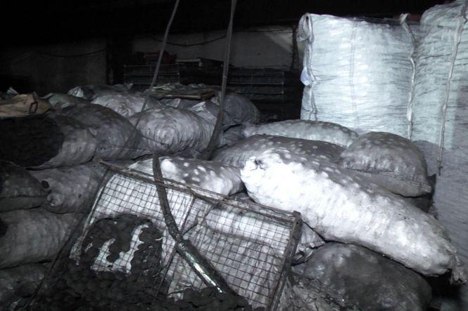 Новини Хмельницького - фото з Біля Хмельницького горів склад з вугіллям: під час гасіння знайшли тіло чоловіка (ВІДЕО) Біля Хмельницького горів склад з вугіллям: під час гасіння знайшли тіло чоловіка (ВІДЕО), фото №4 на сайті vsim.ua