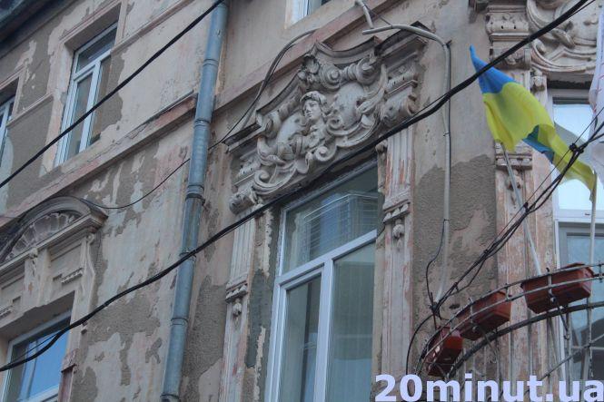 Тернополяни вивішують прапори до Дня захисника України. Як виглядає місто? (ФОТОРЕПОРТАЖ), фото №5 на сайті 20minut.ua