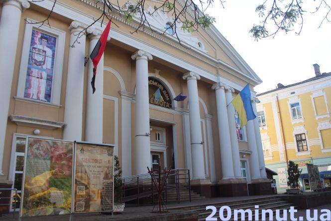 Тернополяни вивішують прапори до Дня захисника України. Як виглядає місто? (ФОТОРЕПОРТАЖ), фото №2 на сайті 20minut.ua