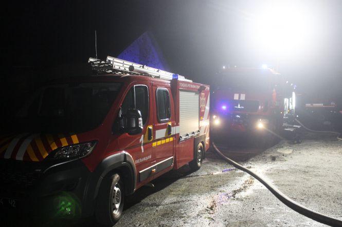 Новини Хмельницького - фото з Біля Хмельницького горів склад з вугіллям: під час гасіння знайшли тіло чоловіка (ВІДЕО) Біля Хмельницького горів склад з вугіллям: під час гасіння знайшли тіло чоловіка (ВІДЕО), фото №2 на сайті vsim.ua