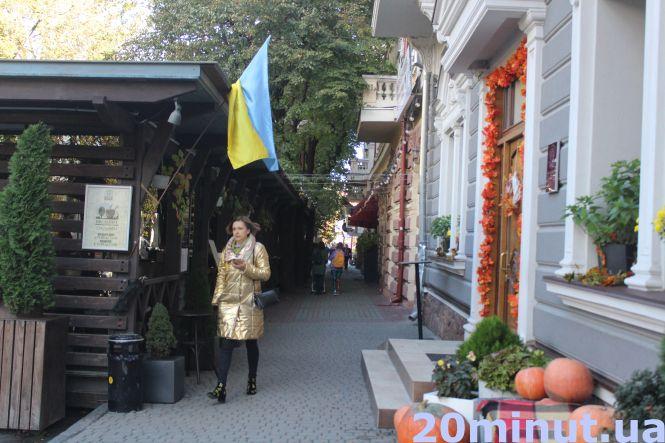 Тернополяни вивішують прапори до Дня захисника України. Як виглядає місто? (ФОТОРЕПОРТАЖ), фото №9 на сайті 20minut.ua