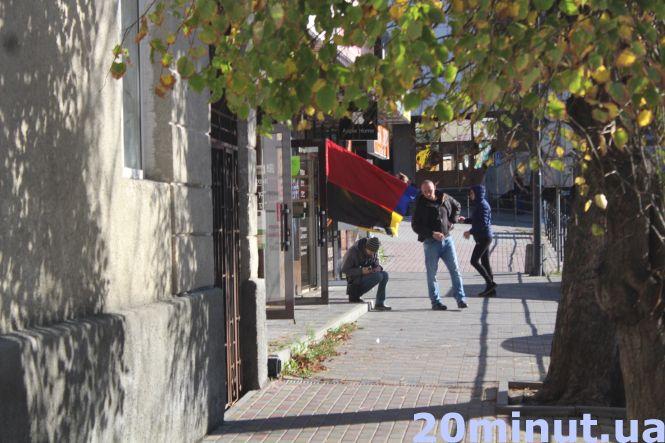 Тернополяни вивішують прапори до Дня захисника України. Як виглядає місто? (ФОТОРЕПОРТАЖ), фото №10 на сайті 20minut.ua