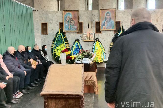 Новини Хмельницького - фото з У Хмельницькому прощаються із загиблим військовим Олександром Фариною (ФОТО) У Хмельницькому прощаються із загиблим військовим Олександром Фариною (ФОТО), фото №2 на сайті vsim.ua