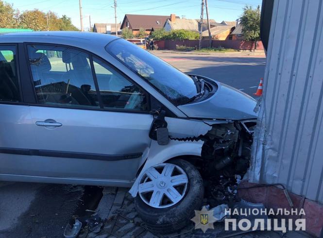 Новини Вінниці - фото з Водій Renault протаранив ВАЗ, врізався у магазин та збив чоловіка Водій Renault протаранив ВАЗ, врізався у магазин та збив чоловіка, фото №2 на сайті 20minut.ua