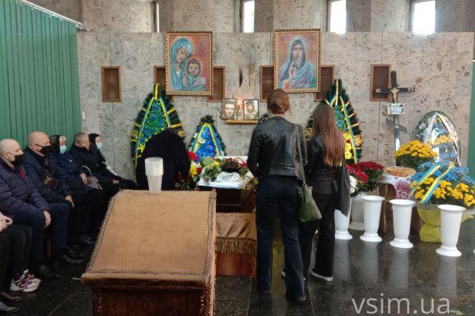Новини Хмельницького - фото з У Хмельницькому прощаються із загиблим військовим Олександром Фариною (ФОТО) У Хмельницькому прощаються із загиблим військовим Олександром Фариною (ФОТО), фото №4 на сайті vsim.ua