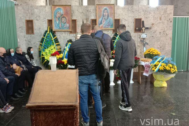 Новини Хмельницького - фото з У Хмельницькому прощаються із загиблим військовим Олександром Фариною (ФОТО) У Хмельницькому прощаються із загиблим військовим Олександром Фариною (ФОТО), фото №3 на сайті vsim.ua