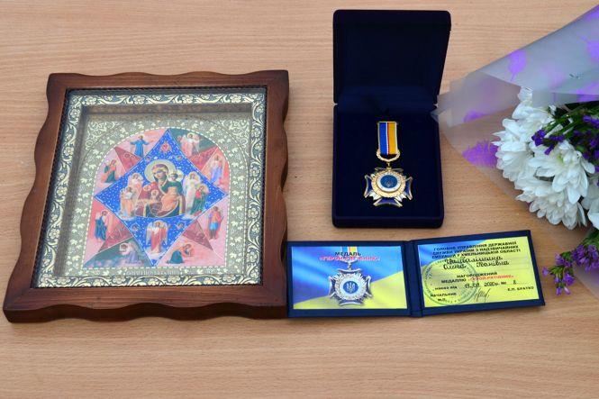 Новини Хмельницького - фото з На Хмельниччині нагородили жінку за те, що врятувала двох дітей з пожежі На Хмельниччині нагородили жінку за те, що врятувала двох дітей з пожежі, фото №1 на сайті vsim.ua