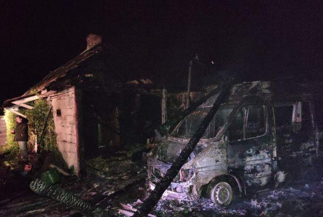 Під час пожежі у Новоград-Волинському районі згоріла господарча будівля, автівка і перекриття житлового будинку, фото №1 на сайті 20minut.ua