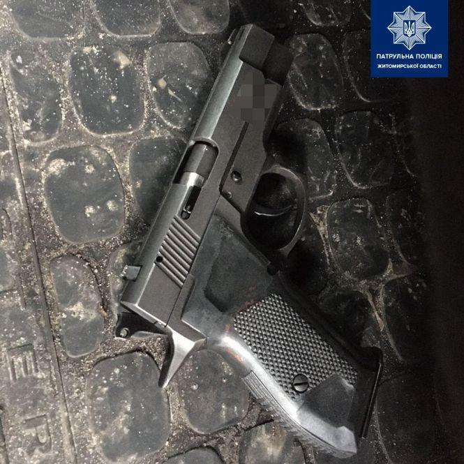 На проспекті Незалежності у Житомирі стріляли: поліція затримала підозрюваного, фото №2 на сайті 20minut.ua