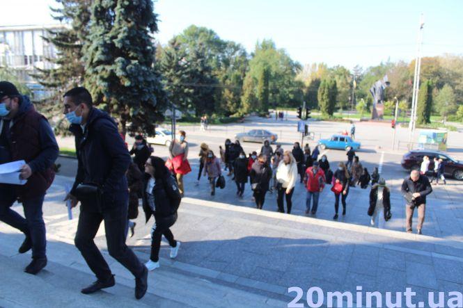 Батьки пікетували біля ОДА: що вимагали та чи почули їх депутати, фото №1 на сайті 20minut.ua