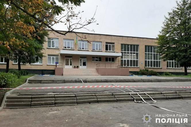 Зображення може містити: надворі