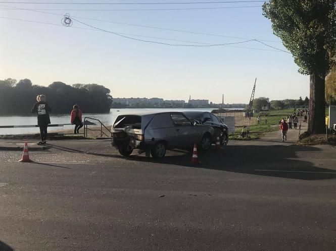 Новини Хмельницького - фото з ДТП на Степана Бандери: зіткнулися три автомобілі Нет описания.