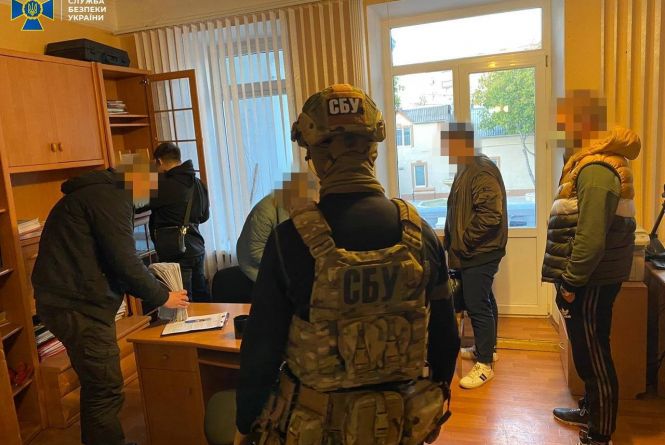 Корупція на Подільській митниці. Двоє інспекторів щомісяця «заробляли» по 80 тисяч