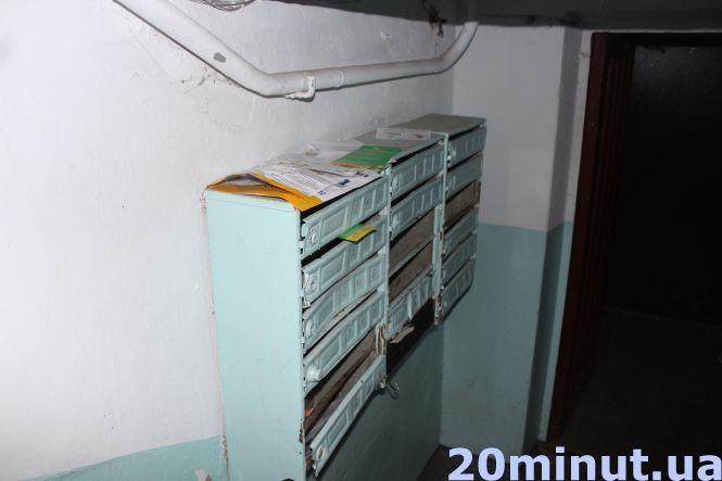 Новини Тернополя - фото з «Лежать, висять та стирчать»: листівки з політичною агітацією заполонили багатоповерхівки (ФОТОРЕПОРТАЖ) «Лежать, висять та стирчать»: листівки з політичною агітацією заполонили багатоповерхівки (ФОТОРЕПОРТАЖ), фото №3 на сайті 20minut.ua