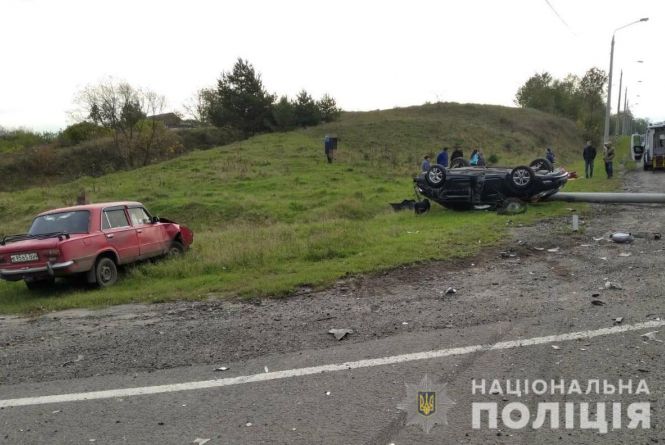 Легковик на даху та знесена опора. На Козятинщині маневр обгону закінчився автотрощею
