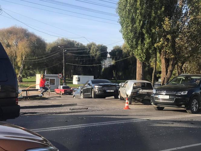 Новини Хмельницького - фото з ДТП на Степана Бандери: зіткнулися три автомобілі Нет описания.