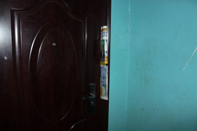 Новини Тернополя - фото з «Лежать, висять та стирчать»: листівки з політичною агітацією заполонили багатоповерхівки (ФОТОРЕПОРТАЖ) «Лежать, висять та стирчать»: листівки з політичною агітацією заполонили багатоповерхівки (ФОТОРЕПОРТАЖ), фото №5 на сайті 20minut.ua