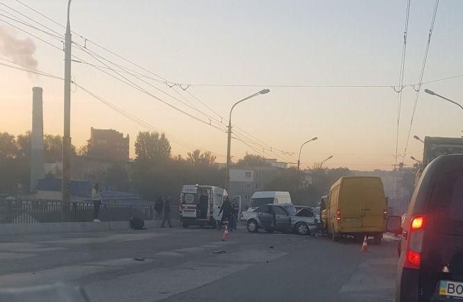 Новини Тернополя - фото з В аварії неподалік "Епіцентру" постраждали троє людей. Водія з понівеченого легковика діставали рятувальники