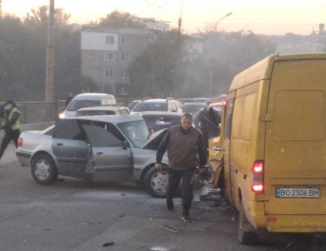 Новини Тернополя - фото з В аварії неподалік "Епіцентру" постраждали троє людей. Водія з понівеченого легковика діставали рятувальники