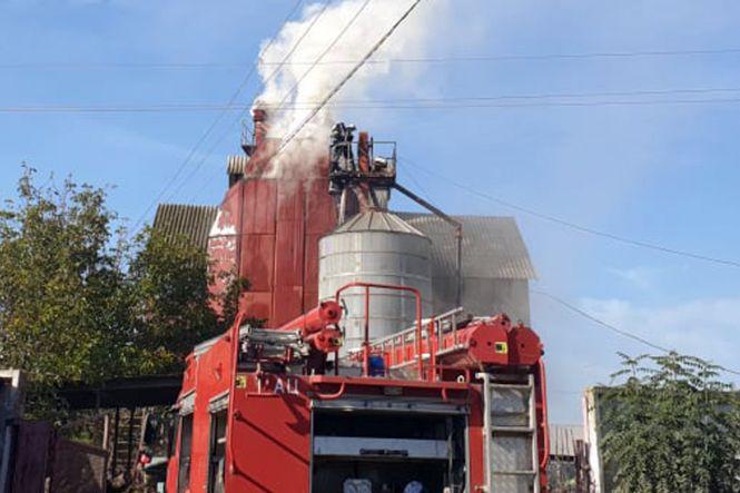 Новини Хмельницького - фото з На Хмельниччині 11 рятувальників гасили пожежу на зерносушарці На Хмельниччині 11 рятувальників гасили пожежу на зерносушарці, фото №2 на сайті vsim.ua