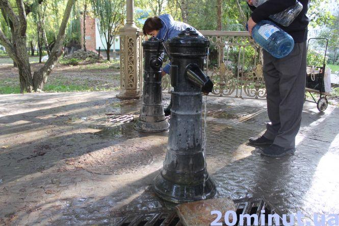 Новини Тернополя - фото з На новий бювет витратили майже півтора мільйона. Чи працює та де ще безкоштовно набрати води у Тернополі? На новий бювет витратили майже півтора мільйона. Чи працює та де ще безкоштовно набрати води у Тернополі?, фото №3 на сайті 20minut.ua