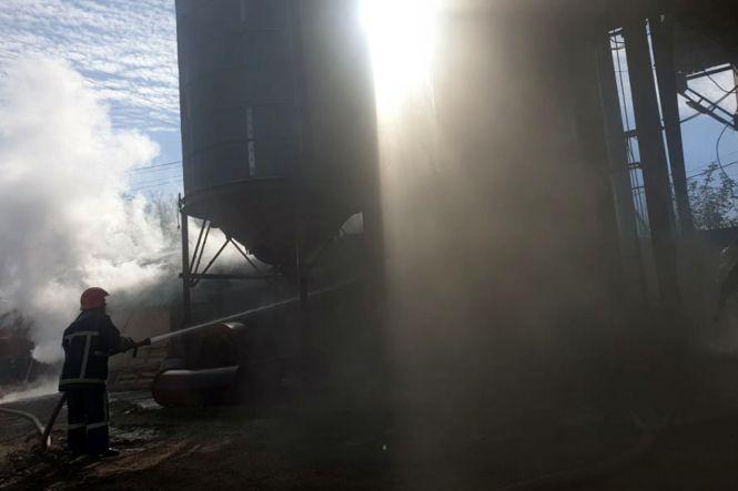 Новини Хмельницького - фото з На Хмельниччині 11 рятувальників гасили пожежу на зерносушарці На Хмельниччині 11 рятувальників гасили пожежу на зерносушарці, фото №1 на сайті vsim.ua