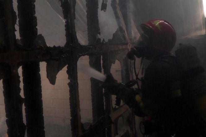 14 рятувальників і 4 пожежних автомобіля. На Чорновола гасили будинок, фото №3 на сайті vsim.ua