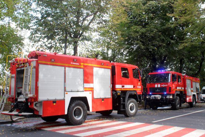 14 рятувальників і 4 пожежних автомобіля. На Чорновола гасили будинок, фото №4 на сайті vsim.ua