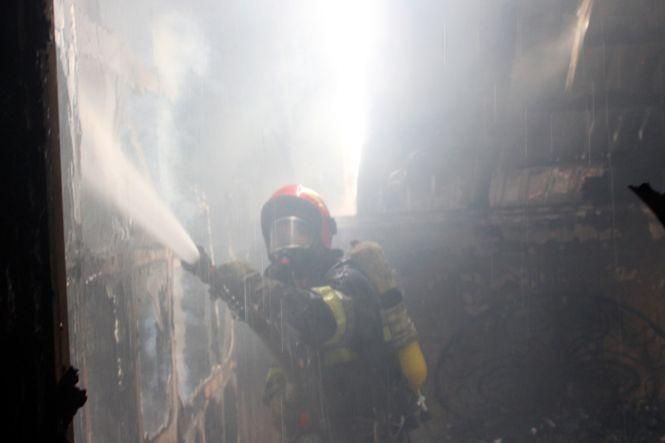 14 рятувальників і 4 пожежних автомобіля. На Чорновола гасили будинок, фото №2 на сайті vsim.ua