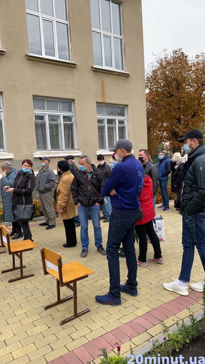 "Ми стоїмо півтори години": на "Дружбі" виборці сварилися, бо довго не могли потрапити на дільницю, фото №1 на сайті 20minut.ua