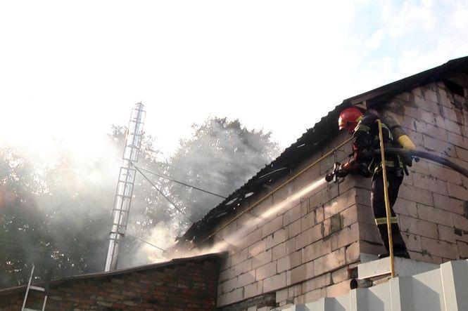 14 рятувальників і 4 пожежних автомобіля. На Чорновола гасили будинок, фото №1 на сайті vsim.ua