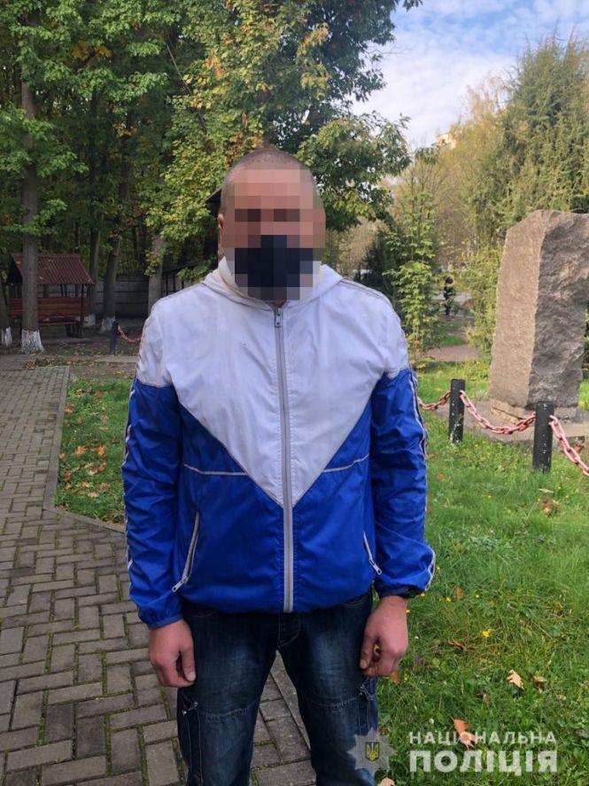 Новини Вінниці - фото з У парку «Дружби народів» вінничанин з ножем напав на хлопця та дівчину У парку «Дружби народів» вінничанин з ножем напав на хлопця та дівчину, фото №1 на сайті 20minut.ua