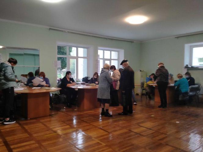 У Житомирі спостерігач під час виборчого процесу проводив фото- та відеозйомку, фото №1 на сайті 20minut.ua