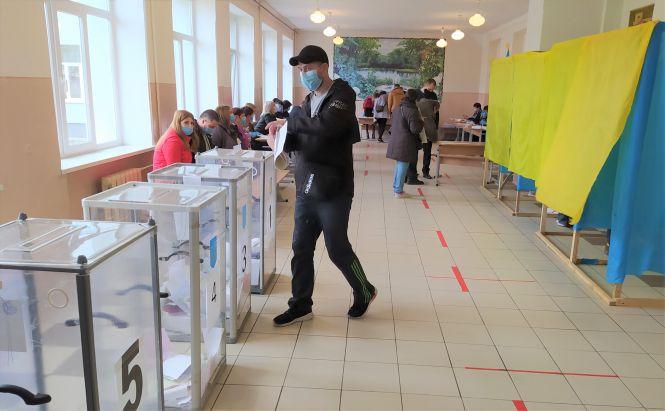 Новини Вінниці - фото з Вибори-2020. Як вінничани ходили на дільниці в умовах карантину Вибори-2020. Як вінничани ходили на дільниці в умовах карантину, фото №12 на сайті 20minut.ua