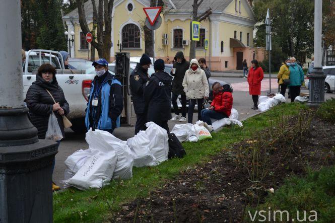 Новини Хмельницького - фото з Довжелезна черга людей з мішками: як у Хмельницькому приймають виборчі бюлетені (ФОТОРЕПОРТАЖ) Довжелезна черга людей з мішками: як у Хмельницькому приймають виборчі бюлетені (ФОТОРЕПОРТАЖ), фото №6 на сайті vsim.ua