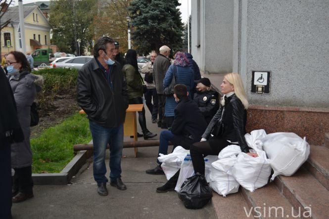 Новини Хмельницького - фото з Довжелезна черга людей з мішками: як у Хмельницькому приймають виборчі бюлетені (ФОТОРЕПОРТАЖ) Довжелезна черга людей з мішками: як у Хмельницькому приймають виборчі бюлетені (ФОТОРЕПОРТАЖ), фото №3 на сайті vsim.ua
