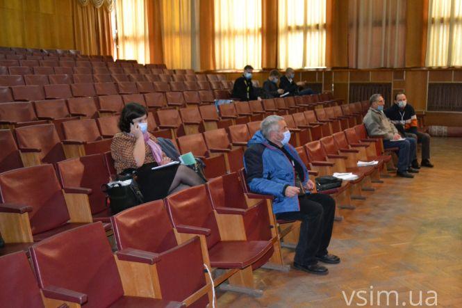 Новини Хмельницького - фото з Довжелезна черга людей з мішками: як у Хмельницькому приймають виборчі бюлетені (ФОТОРЕПОРТАЖ) Довжелезна черга людей з мішками: як у Хмельницькому приймають виборчі бюлетені (ФОТОРЕПОРТАЖ), фото №9 на сайті vsim.ua