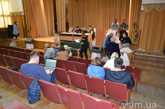 Новини Хмельницького - фото з Довжелезна черга людей з мішками: як у Хмельницькому приймають виборчі бюлетені (ФОТОРЕПОРТАЖ) Довжелезна черга людей з мішками: як у Хмельницькому приймають виборчі бюлетені (ФОТОРЕПОРТАЖ), фото №10 на сайті vsim.ua