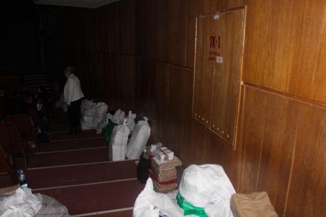 Чекають з мішками у довжелезній черзі, щоб здати бюлетені. Підрахунок голосів затягнеться?, фото №3 на сайті 20minut.ua