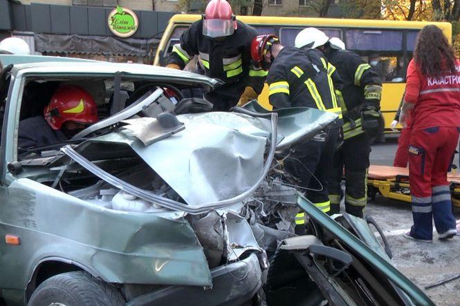 Новини Хмельницького - фото з Один із водіїв лишив авто та втік. У поліції повідомили нові деталі ДТП на Виставці (ФОТО) Один із водіїв лишив авто та втік. У поліції повідомили нові деталі ДТП на Виставці (ФОТО), фото №3 на сайті vsim.ua