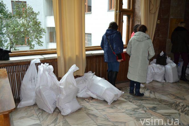 Новини Хмельницького - фото з Довжелезна черга людей з мішками: як у Хмельницькому приймають виборчі бюлетені (ФОТОРЕПОРТАЖ) Довжелезна черга людей з мішками: як у Хмельницькому приймають виборчі бюлетені (ФОТОРЕПОРТАЖ), фото №5 на сайті vsim.ua