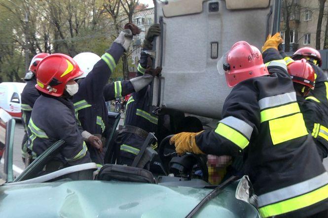 Новини Хмельницького - фото з Один із водіїв лишив авто та втік. У поліції повідомили нові деталі ДТП на Виставці (ФОТО) Один із водіїв лишив авто та втік. У поліції повідомили нові деталі ДТП на Виставці (ФОТО), фото №4 на сайті vsim.ua