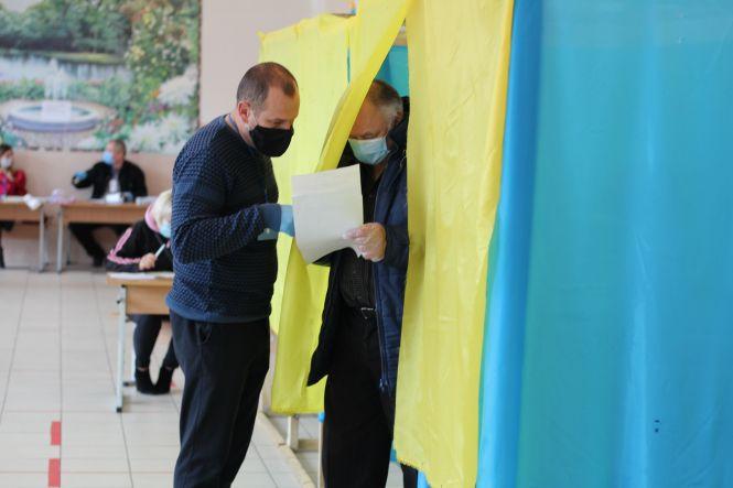Новини Вінниці - фото з Вибори-2020. Як вінничани ходили на дільниці в умовах карантину Вибори-2020. Як вінничани ходили на дільниці в умовах карантину, фото №9 на сайті 20minut.ua